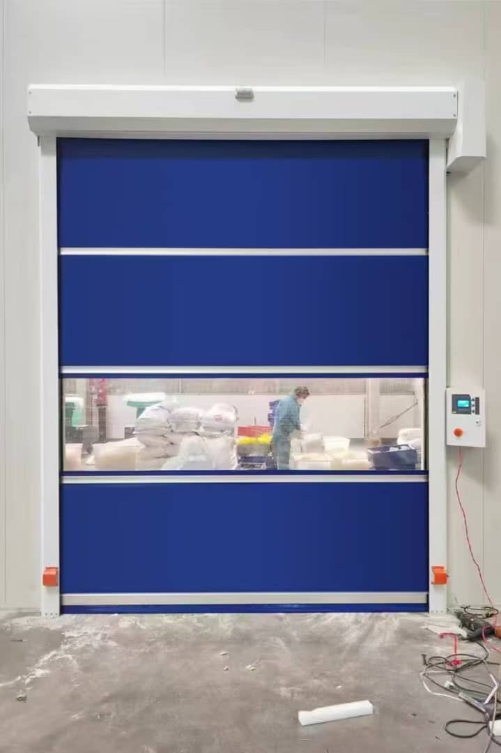 Синие скоростные ворота на производстве